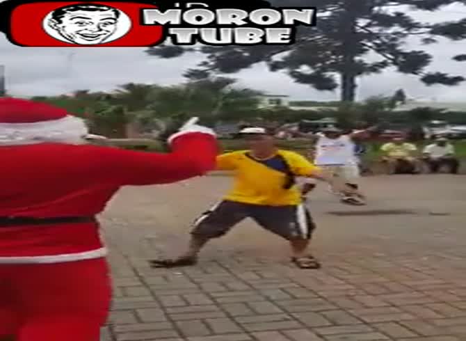 Video :Santa Claus arrives early to distribute his gifts